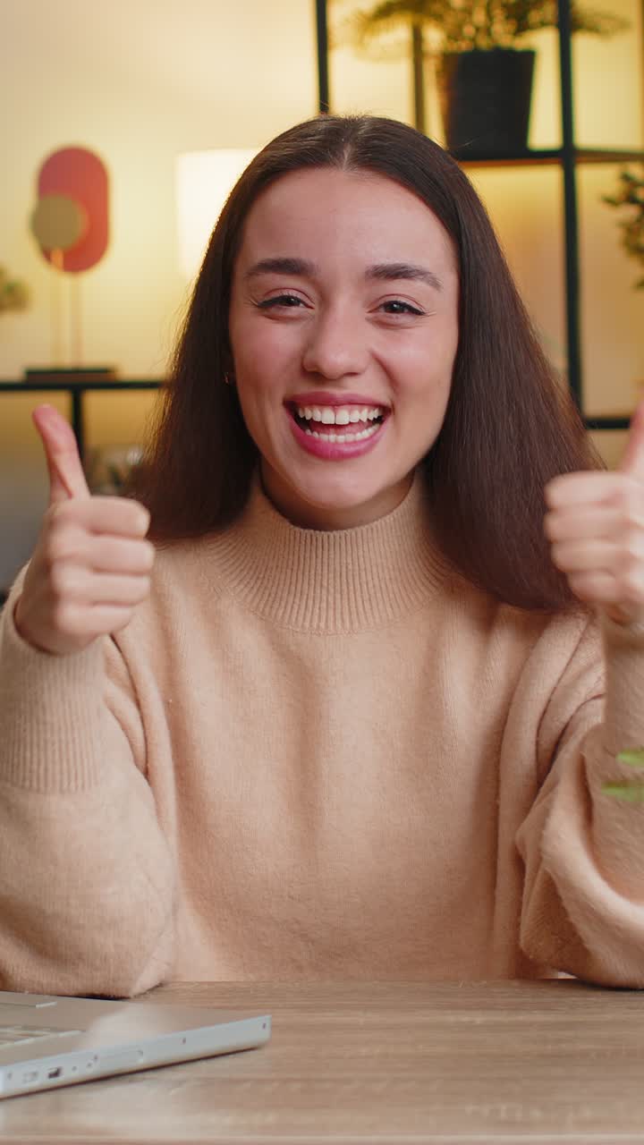 feliz emocionada mujer caucásica sorprendida conmocionada victoria repentina buenas noticias de victoria celebrar reacción wow