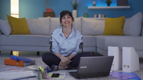 una trabajadora de oficina en casa hace un guiño a la cámara.