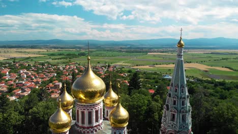 Cúpulas-Doradas-De-La-Iglesia-Conmemorativa-De-Shipka-Con-Vistas-A-La-Ciudad-De-Shipka-En-Bulgaria