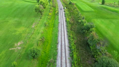 無人機在鄉村和自然環境中飛過空的火車線路