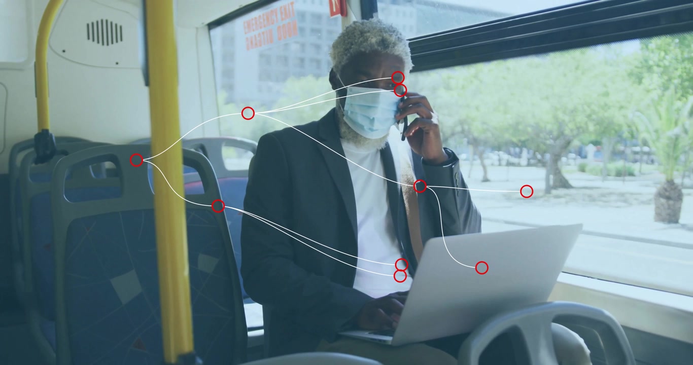 Profesional de negocios viajando en autobús, colocando el portátil, escribiendo y llamando por smartphone mientras se ajusta la mascarilla.