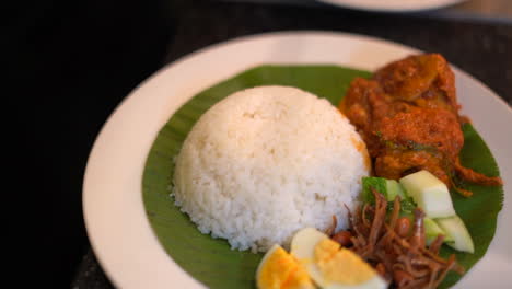 Reisdarm-Auf-Bananenblatt-Eiern-Und-Currygericht-Südindisches-Essen-1