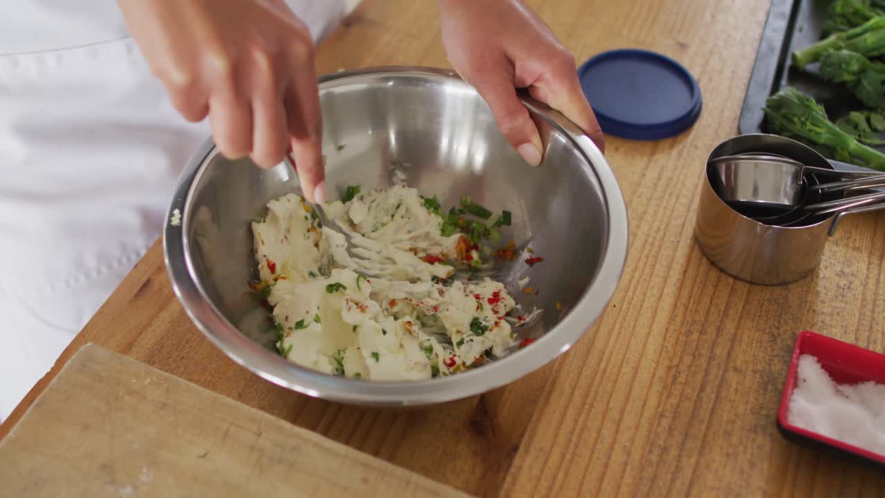 요리사 들 의 다양한 그룹 이 요리 를 준비 하고 미소 짓고 있다