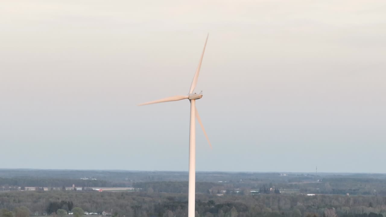 4k 영상으로 천천히 회전하는 풍력 터빈의 꼭대기에 초점을 맞추고 있습니다.