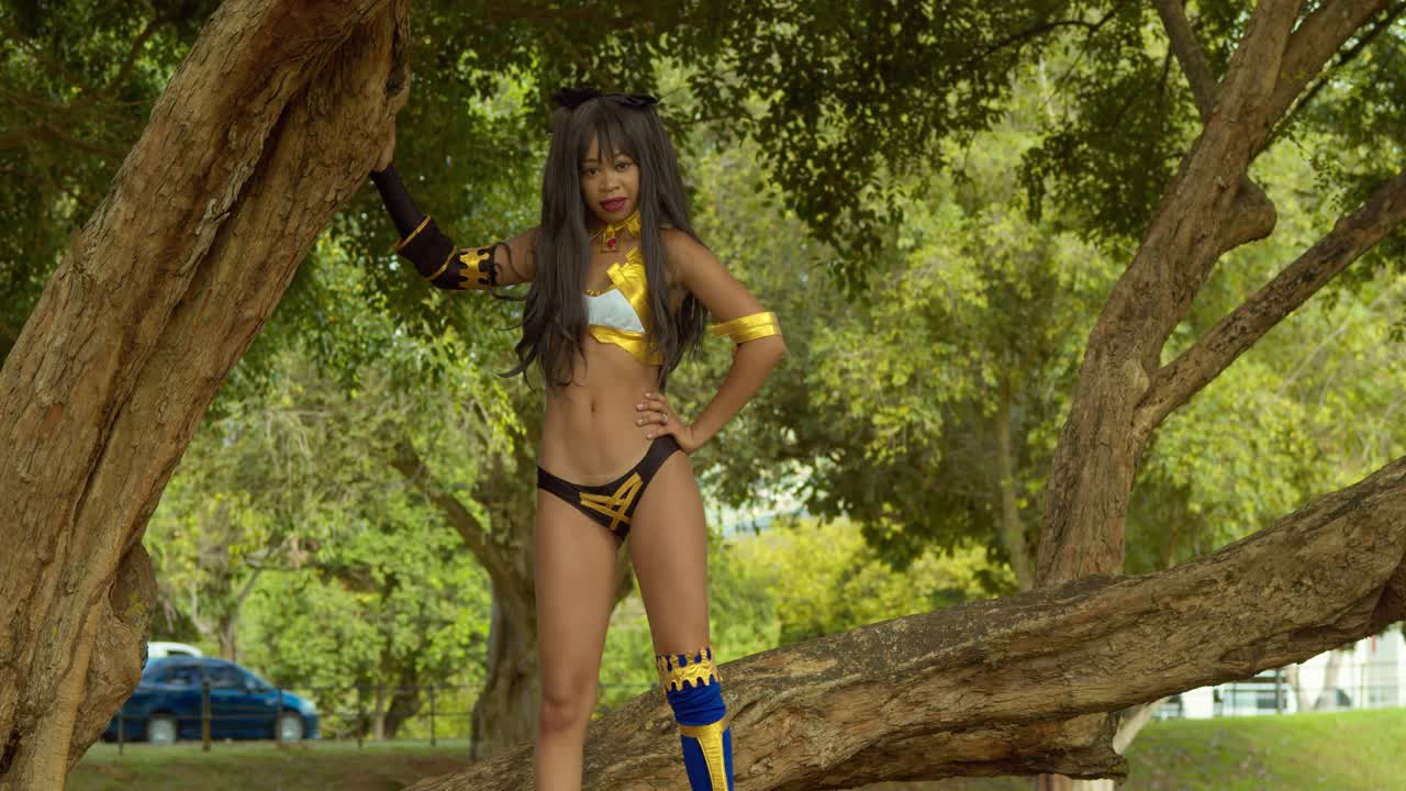 ishtar de la chica cosplayer de la gran orden del destino en una gran rama de árbol