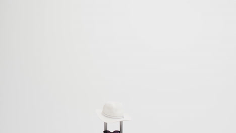 primer plano de la maleta, la cámara, las gafas de sol y el sombrero de sol con espacio de copia sobre un fondo blanco