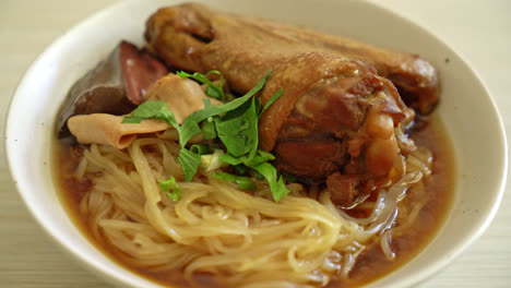 Fideos-De-Pato-Estofado-Con-Sopa-Marrón---Comida-Asiática