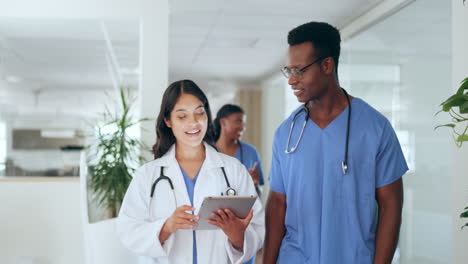 Atención-Sanitaria,-Médico-Y-Enfermera-Con-Sonrisa-De-Tableta.