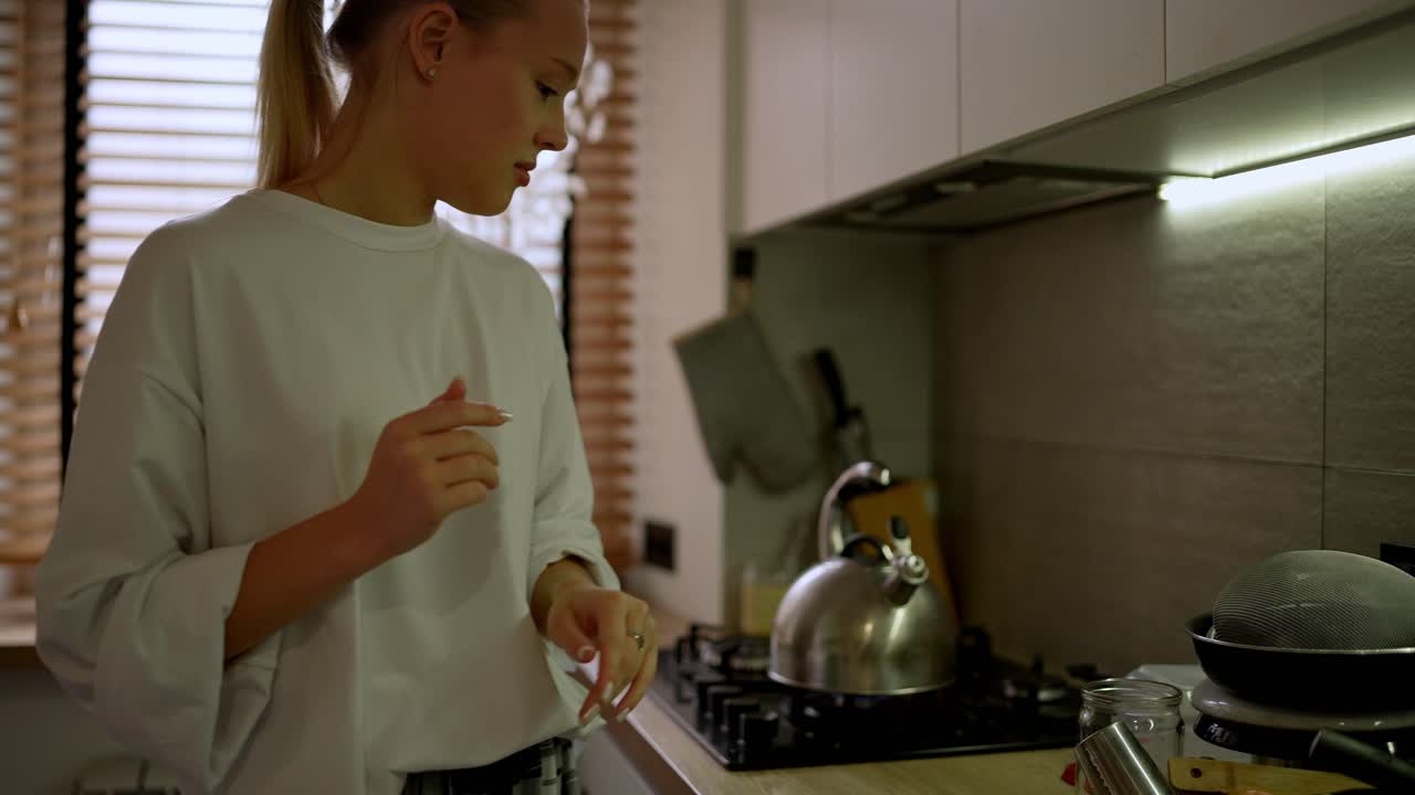 Donna che prepara il tè in una cucina moderna