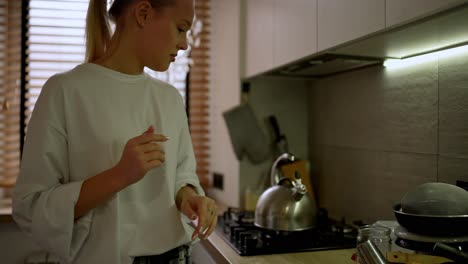 mujer preparando té en una cocina moderna