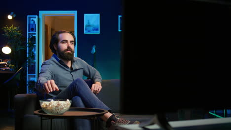 hombre en casa viendo una película interesante en la televisión