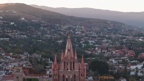 Nahaufnahme-Einer-Drohne,-Die-Bei-Sonnenaufgang-Um-Die-Kathedrale-La-Parroquia-Fliegt