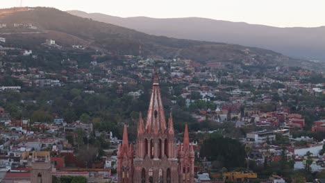 vista de cerca del avión no tripulado volando alrededor de la catedral de la parroquia mientras el sol se levanta