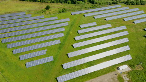 Vista-Aérea-De-Campos-Verdes-Con-Filas-De-Paneles-Solares---Energía-Sostenible