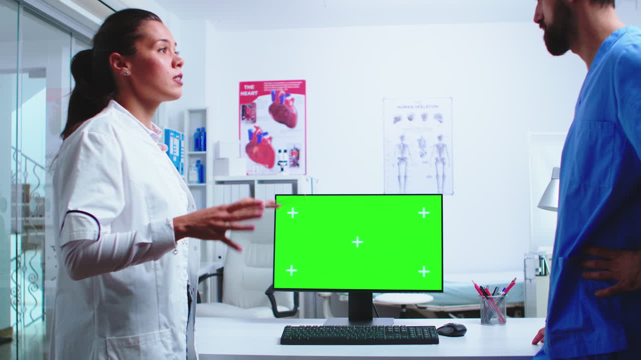 크로마 키를 가진 모바일 스마트 폰을 보고 있습니다.