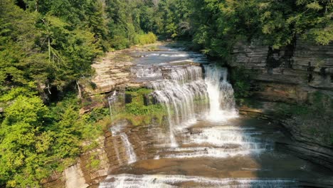 Vista-Aérea-De-La-Cascada-Cummins-En-Un-Día-Soleado-De-Verano-En-Tennessee,-Nashville