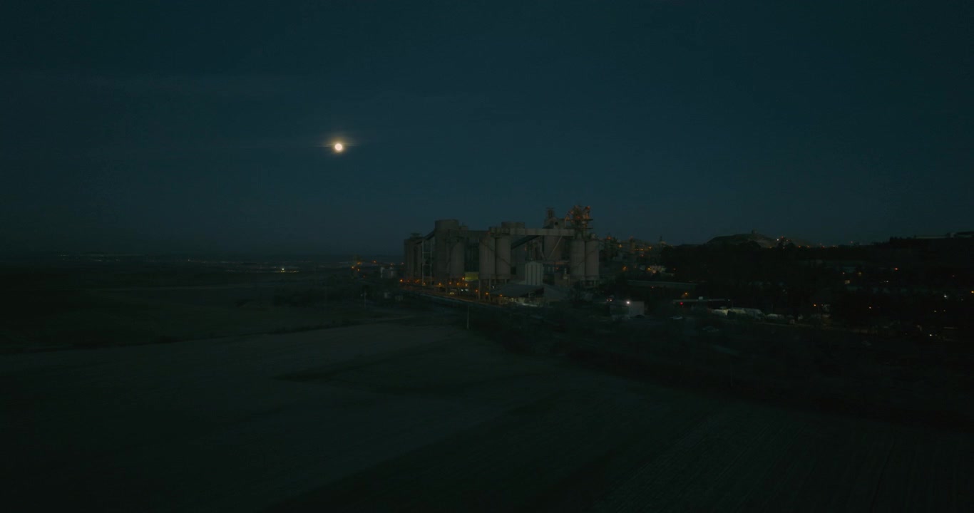 Volo di drone al tramonto su una fabbrica