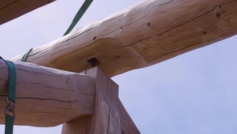 detalle de la construcción de la cabaña de madera