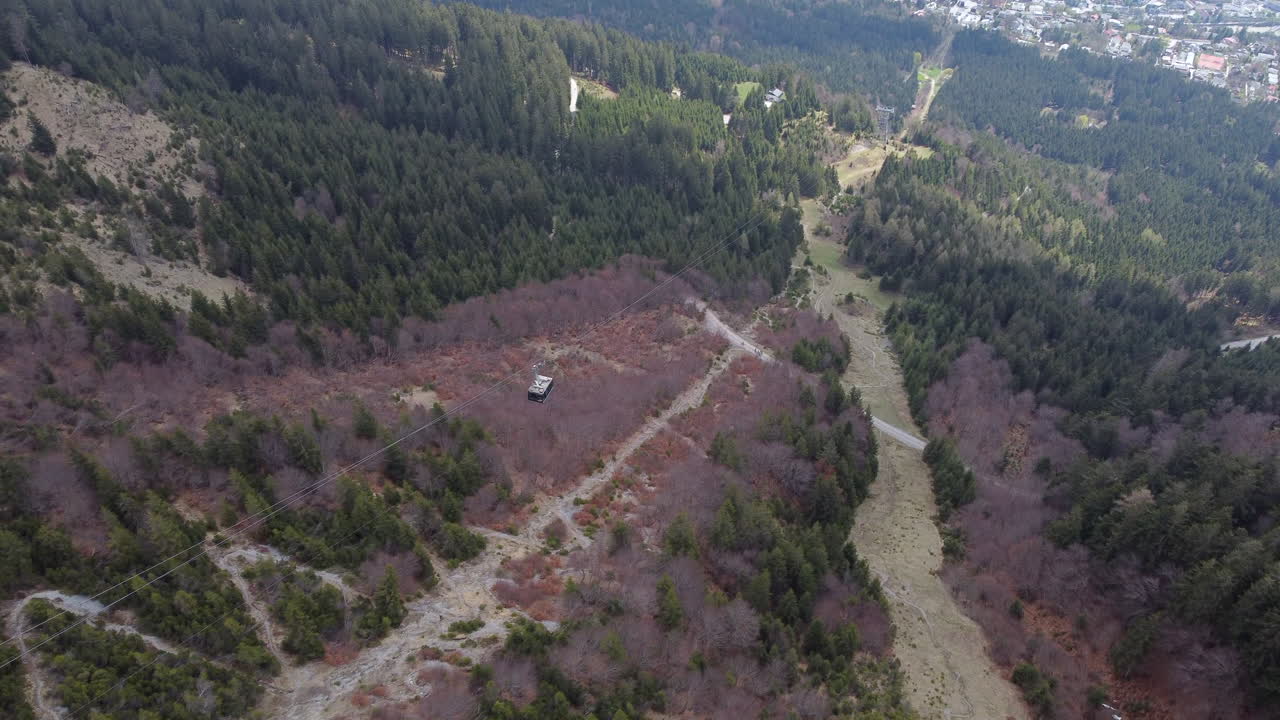케이블카가 산을 내려오고, 공중 고각 추적