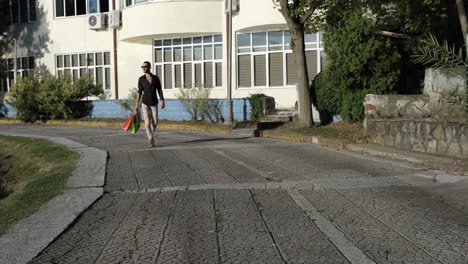 caminando con la bolsa