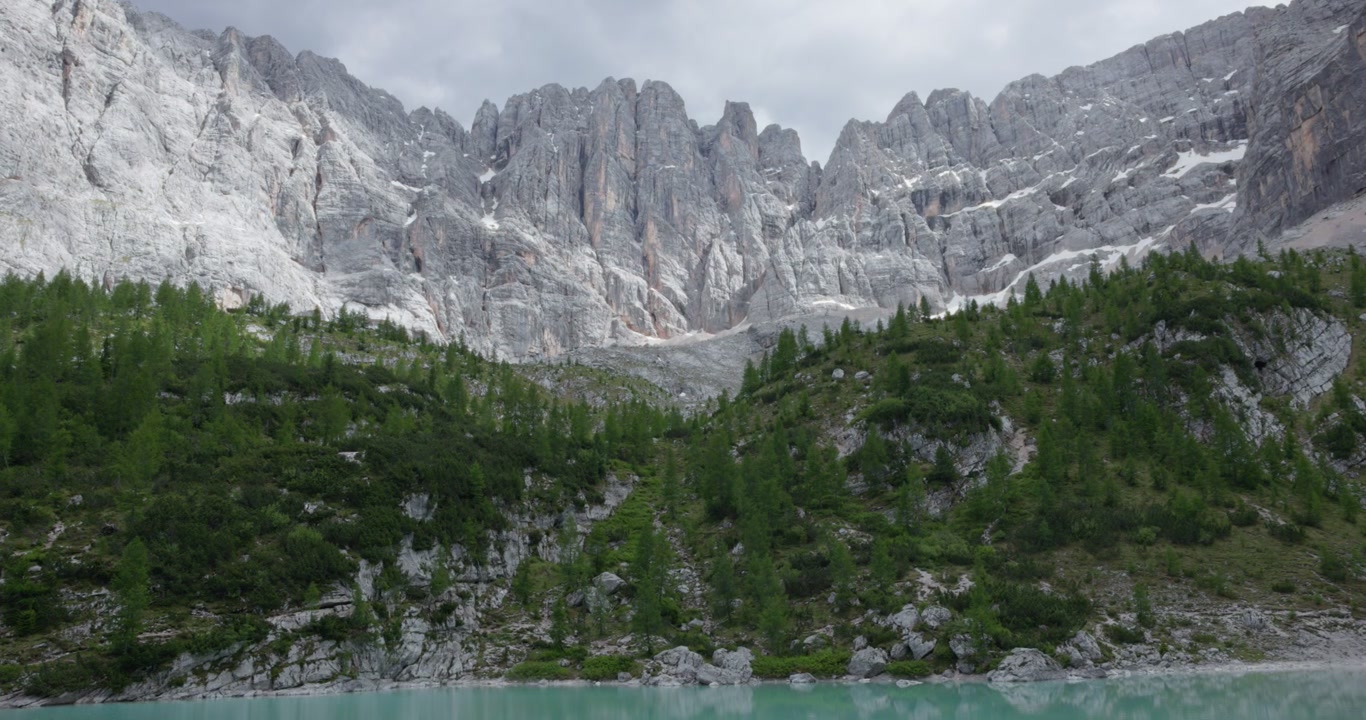 Le lac de Sorapis dans les Dolomites en Italie, montrant le lac alpin turquoise entouré de montagnes rocheuses et d'un paysage naturel.