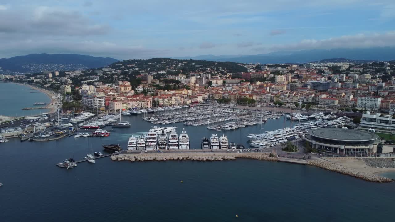 gran ángulo estableciendo drone disparó la ciudad de cannes y el puerto en francia