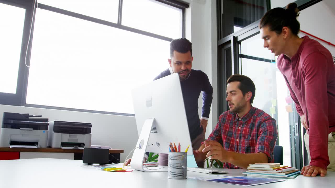 ejecutivo de negocios discutiendo por computadora