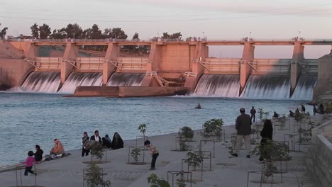 una represa hidroeléctrica en irán