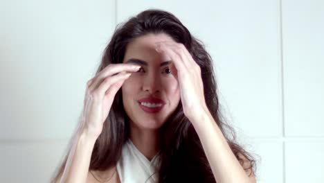 la hermosa joven modelo irradia confianza, estilo y positividad.