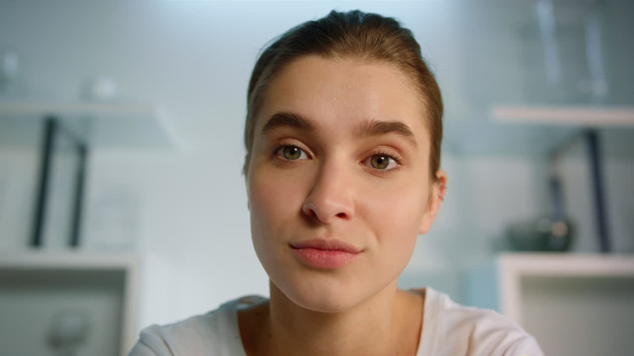 девушка разговаривает онлайн свидание крупным планом. улыбающаяся красотка блогер начинает записывать влог