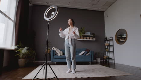 plano general de una linda chica tiktoker haciendo algunos pasos de baile para la cámara del teléfono inteligente