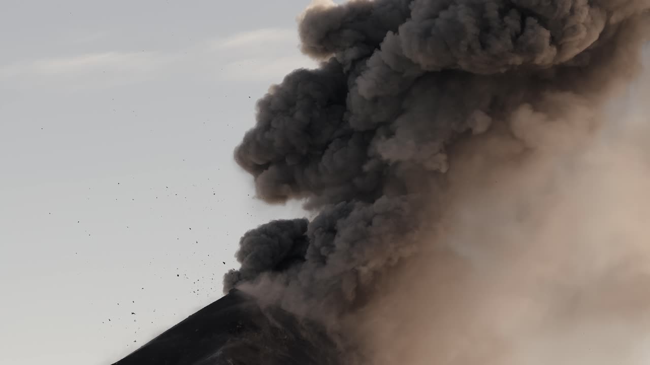 Eksplosiv askesky stiger op fra toppen af Fuego-vulkanen i Guatemala, fanget i et tæt luftfoto.