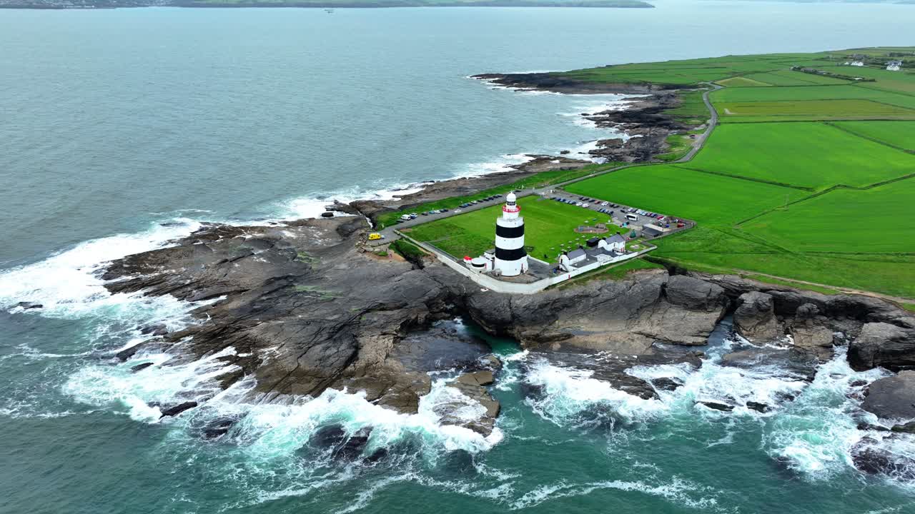 스포드 (wexford) - 스퍼드의 역대적인 장소, 바위 주변의 거친 바다, 후크 헤드 (hook head) 등대, 아일랜드의 인기 관광지