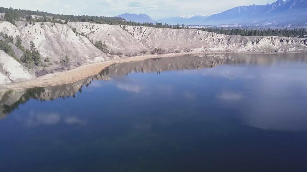 공중: 높은 모래 언덕이 깊고 푸른 바위 산 습지로 침식