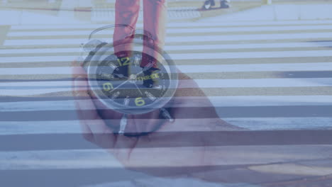 animación del despertador, procesamiento de datos sobre el hombre cruzando la calle.