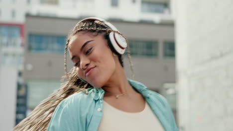 Woman,-dancing-and-listening-to-music-in-the-city