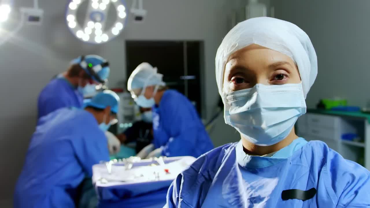 animación de moléculas sobre una cirujana de dos razas