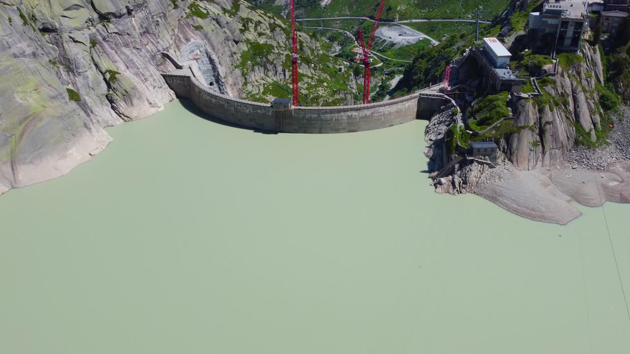 비행기 드론 뒤로 이동 촬영 호텔 grimsel 호스피스 grimsel 패스, 스위스 산, 스위스  ⁇ 빛 날