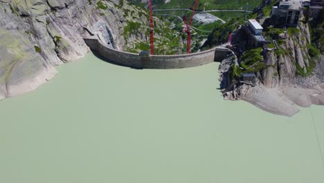비행기 드론 뒤로 이동 촬영 호텔 grimsel 호스피스 grimsel 패스, 스위스 산, 스위스  ⁇ 빛 날