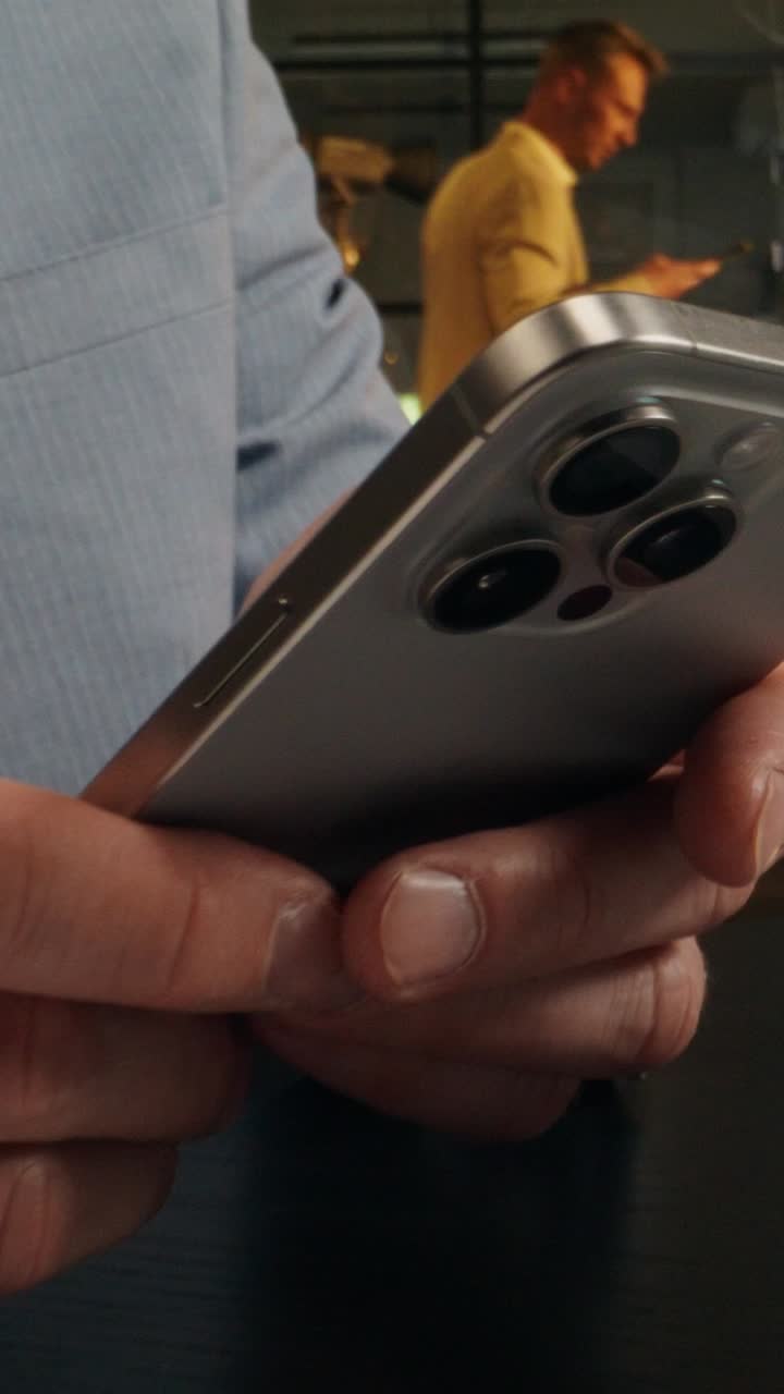 persona con un teléfono inteligente plateado