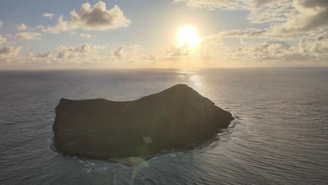 Langsame-Und-Stetige-Drohnenaufnahmen-Von-Manana-Island-Oder-Rabbit-Island-In-Hawaii