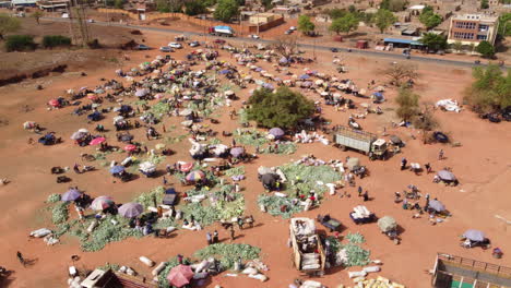 Video-Aéreo-De-Una-Zona-De-Mercado-Donde-La-Gente-Compra-En-Burkina-Faso,-África