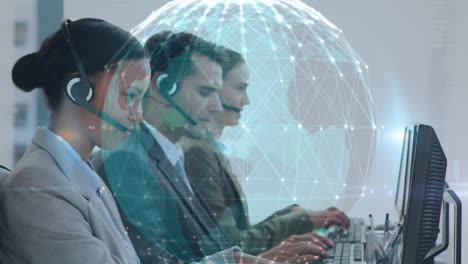 animazione della rete di connessioni e globo su persone d'affari che utilizzano cuffie telefoniche