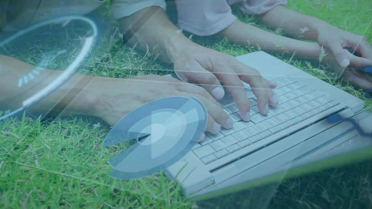 Animazione di uno scope con elaborazione dati su un uomo caucasico che usa un laptop.