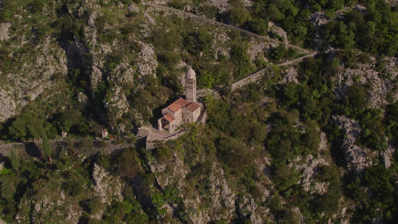 iglesia de nuestra señora del remedio en la ladera de la montaña sobre kotor, antena