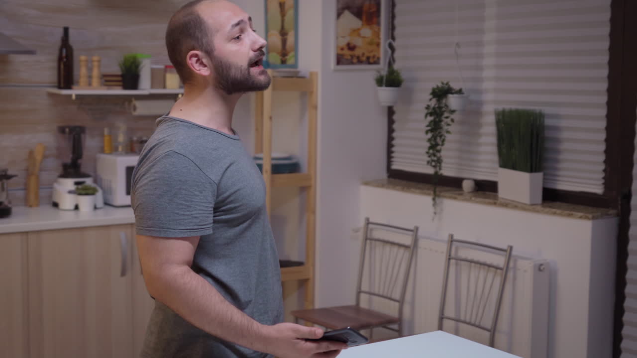 아내 에게 소리 지르는 속임수 를 당한 남자