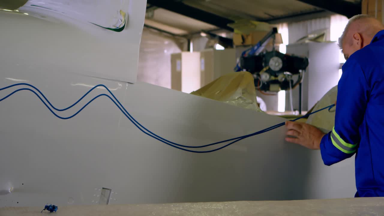 엔지니어가 비행기 부품 4k에 선을 표시합니다.