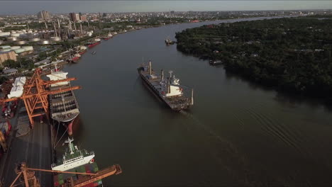 Concepto-Logístico-Vista-Aérea-Del-Astillero-Comercial-De-Transporte-Marítimo-Con-Buques-De-Carga,-Contenedores-A-La-Espera-De-Ser-Cargados-Y-Descargados-De-Contenedores-De-Carga