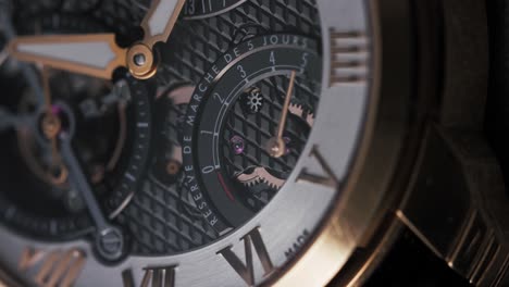 primer plano de un reloj único con un tourbillon