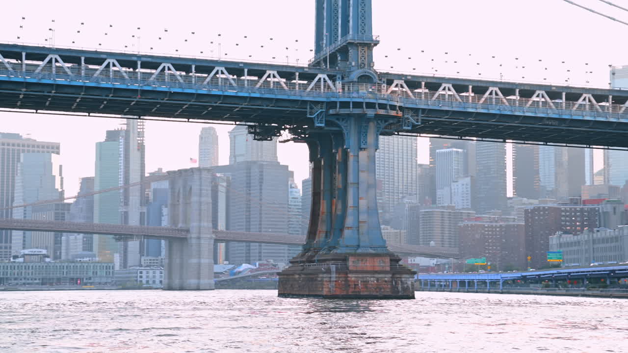 New York, USA, 15 aprile 2026: Ponte di Manhattan con lo skyline del lungomare di Brooklyn. Vista ravvicinata del Ponte di Manhattan sull'East River con il Ponte di Brooklyn e lo skyline di Lower Manhattan sullo sfondo.